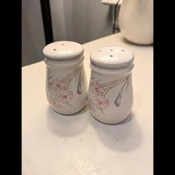 Vintage Gabriele Salt & Pepper Set By Studio Nova/Made In Thailand - Picture 2 of 3